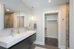 ~Modern & Bright~ 5min to Broadway, keyless, 3Flrs - Image 4