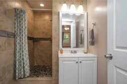 **The Nashville Nest! Minutes frm DT and Airport** - Image 5