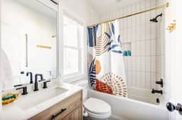 Convenience meets relaxation in this full bathroom on the first floor. Indulge in a relaxing bath, and enjoy the convenience of provided towels. Your comfort is our priority!