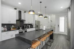 Downtown Luxury! | 7 minutes to Broadway | HotTub! - Image 2