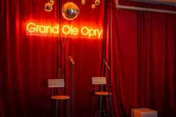 Party-ready garage with karaoke and a stage equipped with two microphones for your own private concert. Perfect for fun nights and unforgettable performances in this energetic hangout space!