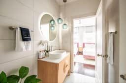 Full bathroom connected to bedroom #2 with two Queen beds