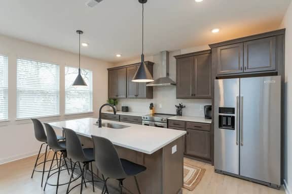 Luxurious Newbuild • 5 min to Broadway • 4 Full BA - Image 2