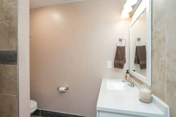 **The Nashville Nest! Minutes frm DT and Airport** - Image 2