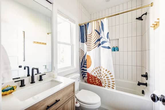 Convenience meets relaxation in this full bathroom on the first floor. Indulge in a relaxing bath, and enjoy the convenience of provided towels. Your comfort is our priority!