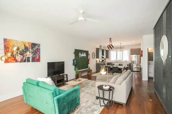 Luxury Escape | Spacious & Safe, 7min to Downtown! - Image 3