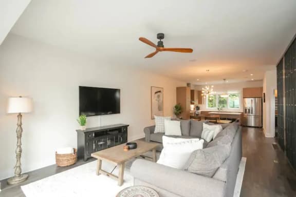 AMAZING open layout, built with nothing but your comfort in mind, perfect for large groups