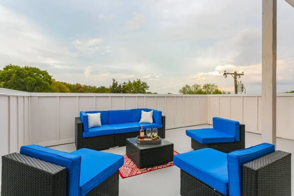 Savor Nashville's charm from your private rooftop, where every evening gifts you with mesmerizing sunset views. The ideal spot to unwind after exploring the city's vibrant energy!